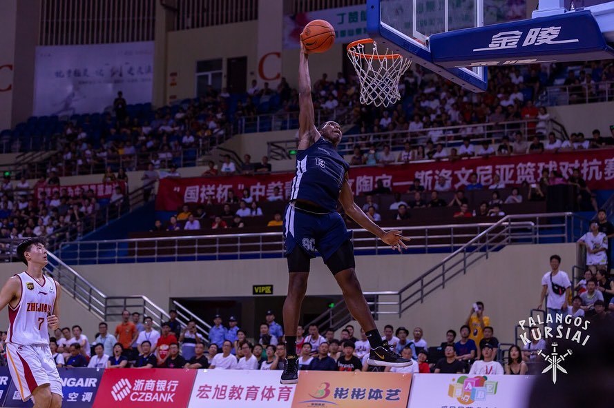  公牛拉文空中作业暴扣点燃全场