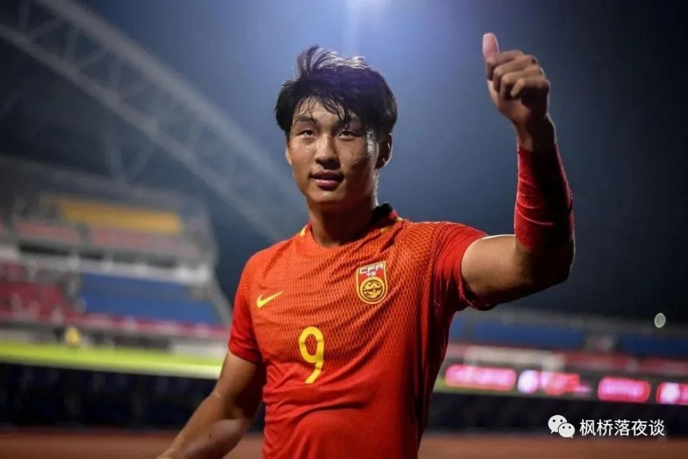  莱巴金娜发球上网战术制霸赛场