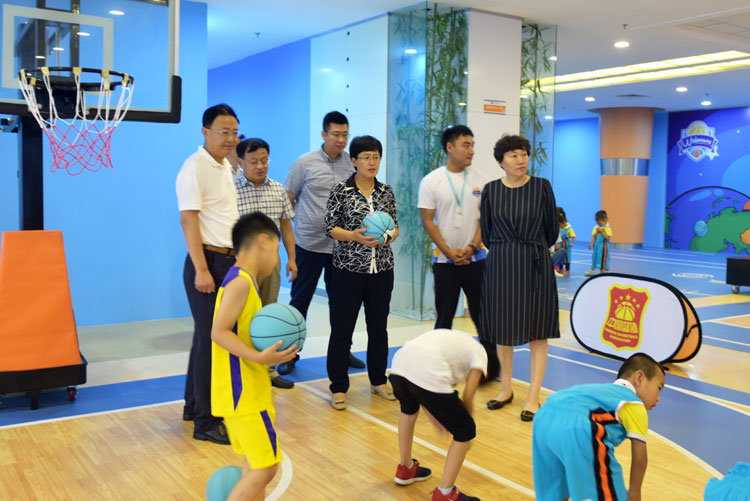  青少年篮球训练营，百名新苗开启特训